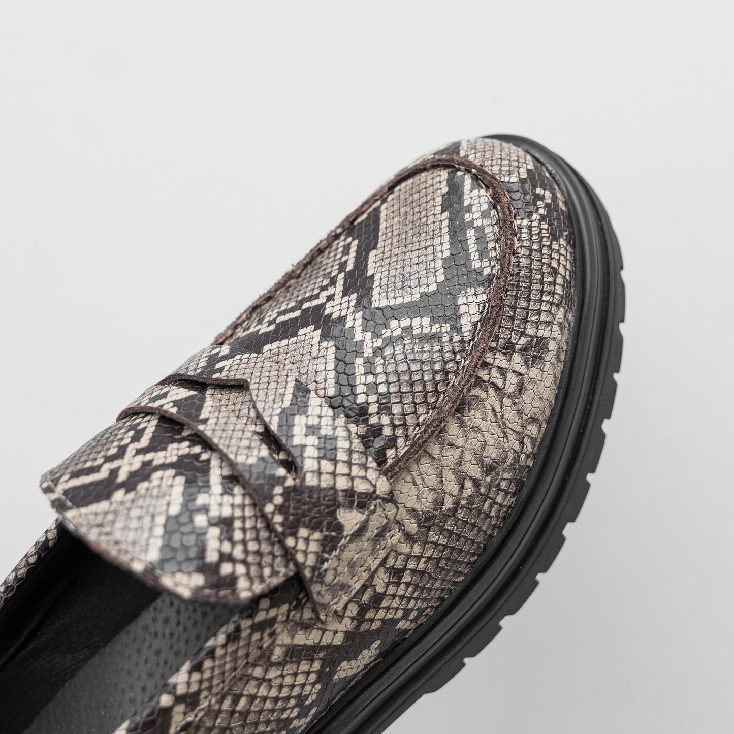 LEYTON LOAFER SADDLE Lt.taupe Snake